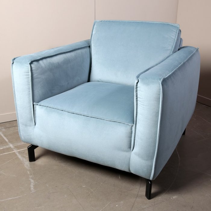 Een mooie stoere fauteuil, die wat hoger op de poten staat. Het model heeft brede armleuningen en vaste zitkussen. Uitgevoerd in veloursstof turquoise.